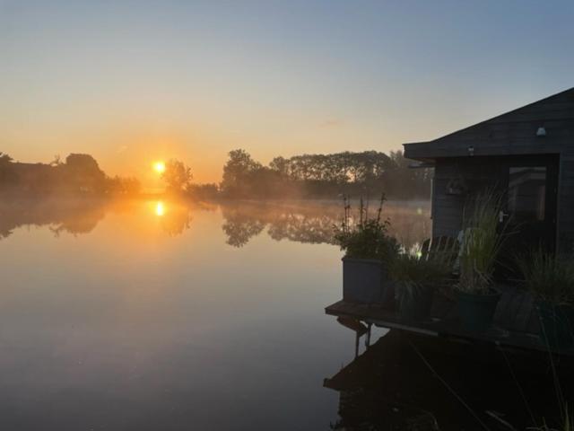 Aangenaam Op De Rijn, Woonboot, Inclusief Prive Sauna 알펜안덴라인 외부 사진