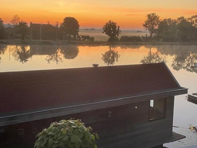 Aangenaam Op De Rijn, Woonboot, Inclusief Prive Sauna 알펜안덴라인 외부 사진