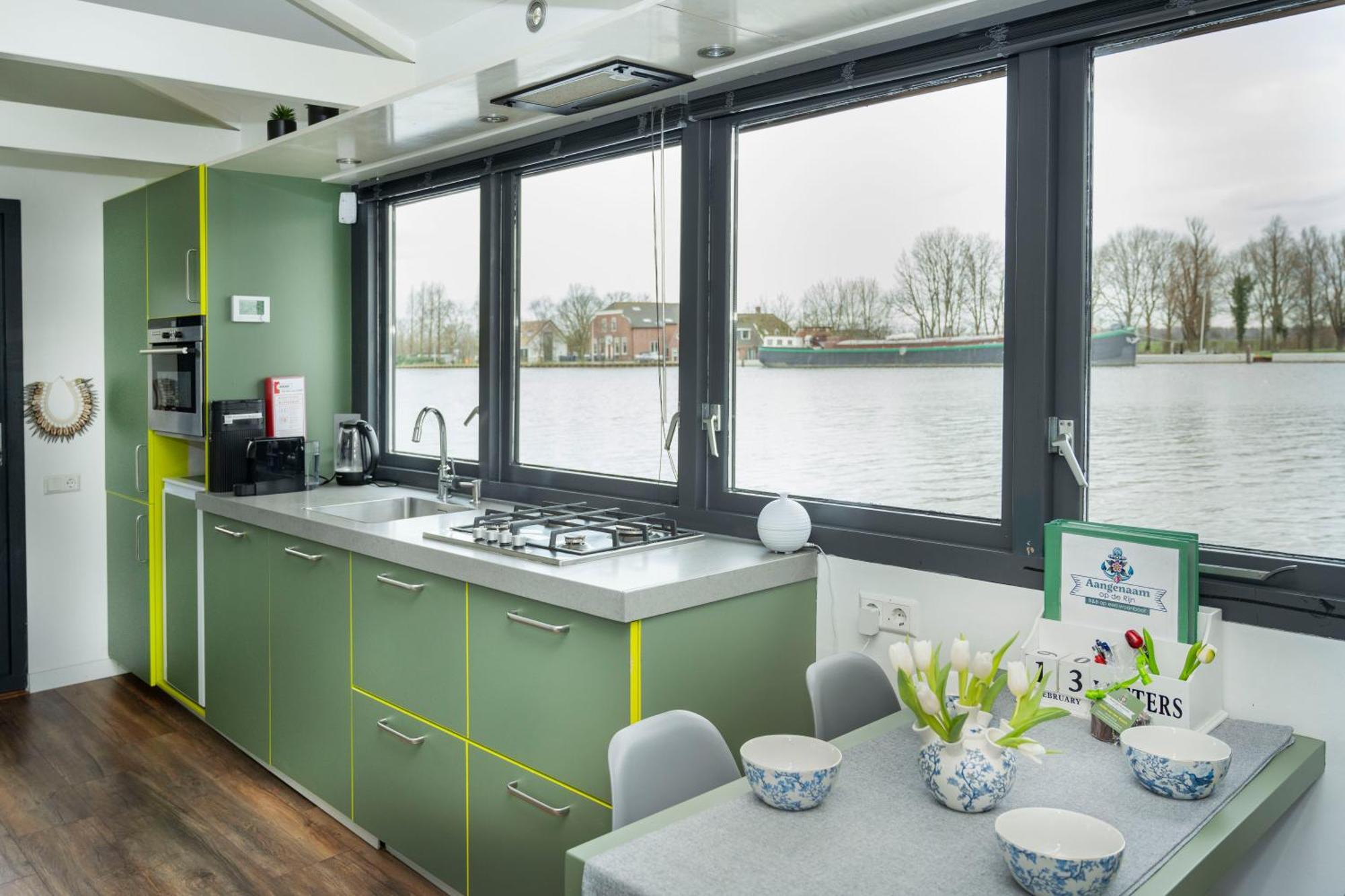 Aangenaam Op De Rijn, Woonboot, Inclusief Prive Sauna 알펜안덴라인 외부 사진